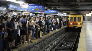 Mañana, 7am, en estación Constitución, apertura de molinetes