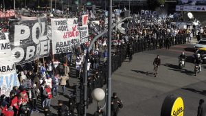 Infantería impide una movilización social por trabajo genuino