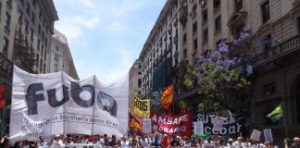 Los estudiantes marchan contra la reforma laboral y educativa