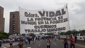 [Ahora] Miles de desocupados cortan Autopista La Plata
