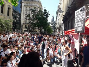[Residentes] Solano: “Excluyendo a la oposición y con la infantería, el oficialismo vota una ley que cristaliza la precarización laboral de los residentes”