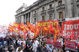 ¡Abajo el pacto para pagar la deuda! ¡Fuera el FMI!