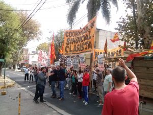Importante acto en las puertas de la empresa perfumista Amodil por la reincorporación del ex delegado Juan Cruz Vulcano
