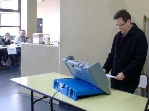 Ramal votó en Almagro y llamó la atención sobre el voto a la Legislatura