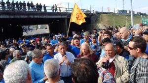 Altamira y Pitrola con los trabajadores de la Línea 60