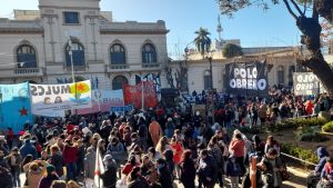 Juan Romero, Concejal del PO/ FIT-U en el HCD se suma a la jornada de lucha nacional de la Unidad Piquetera junto al Polo Obrero.