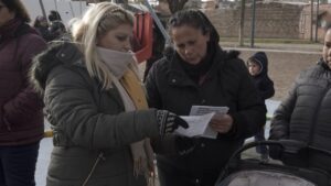 Sandra Becerra : «Mario Ishii y Alberto Fernández son dos sinvergüenzas que hablan de obras de infraestructura pero a los barrios pobres no llega ninguna»  La concejal del Frente de Izquierda Partido Obrero y dirigente del Polo Obrero opino sobre la gira de Alberto Fernández e Ishii por el distrito.