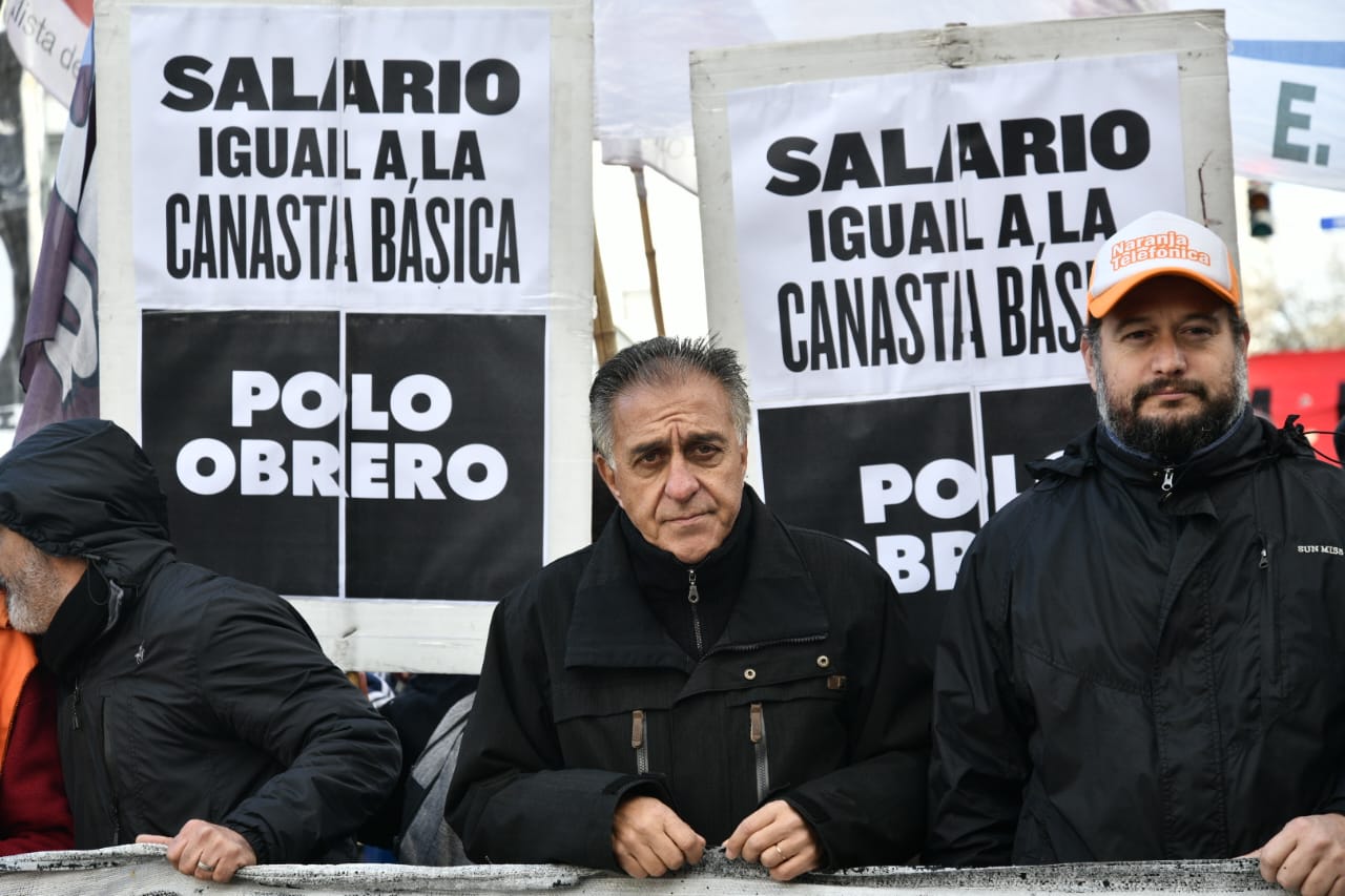 Néstor Pitrola frente a la CGT: “El salario mínimo debe cubrir la canasta básica. La CGT nos entrega al ajuste por inflación”