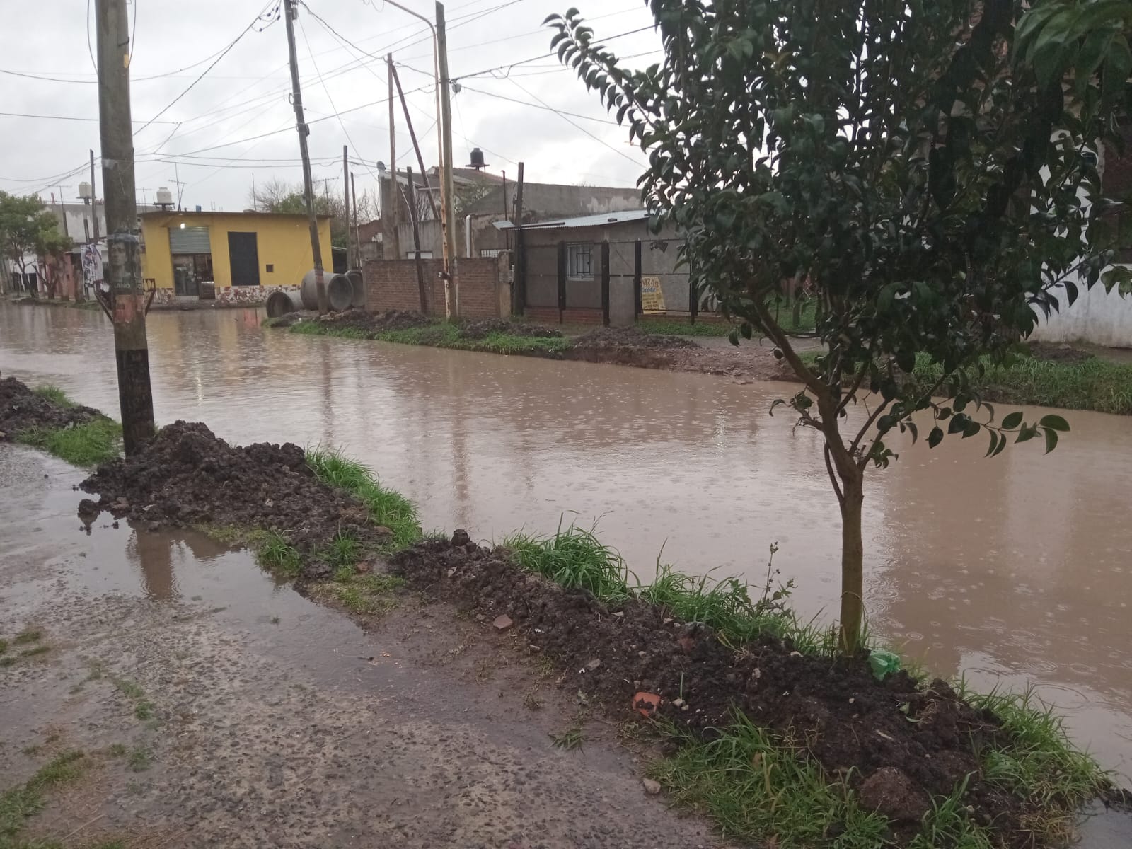 Juan Romero: “Espinoza se paseó toda la campaña anunciando obras y la primera lluvia pos electoral, dejó a los barrios totalmente inundados”