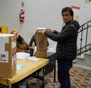 Gabriel Solano precandidato a presidente por el Frente de Izquierda Lista Unidad de los Luchadores y la Izquierda emitió su voto en Facultad de Psicología UBA