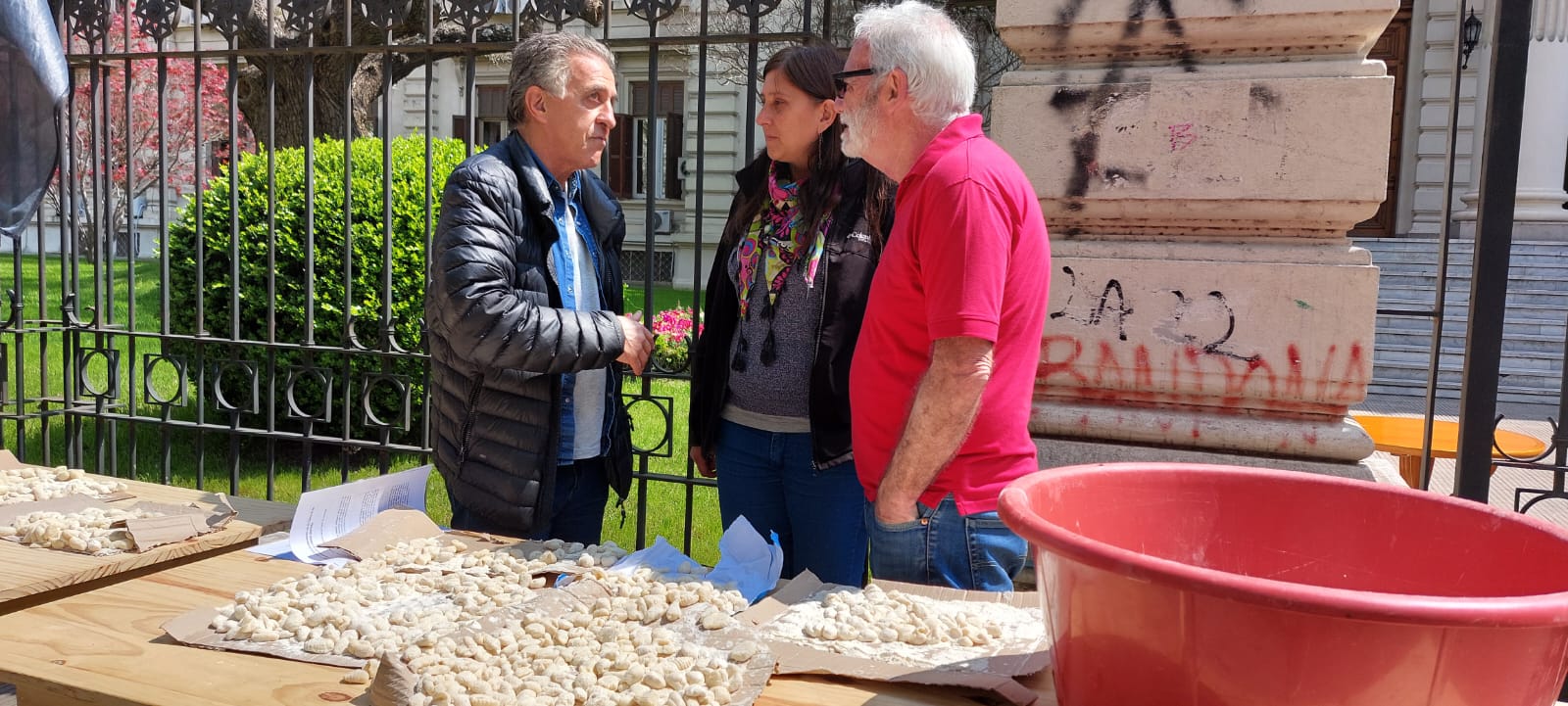 Pitrola y Kane en La Plata con una olla de ñoquis frente a la Legislatura:“El concepto de ñoquis le queda chico a la legislatura bonaerense”