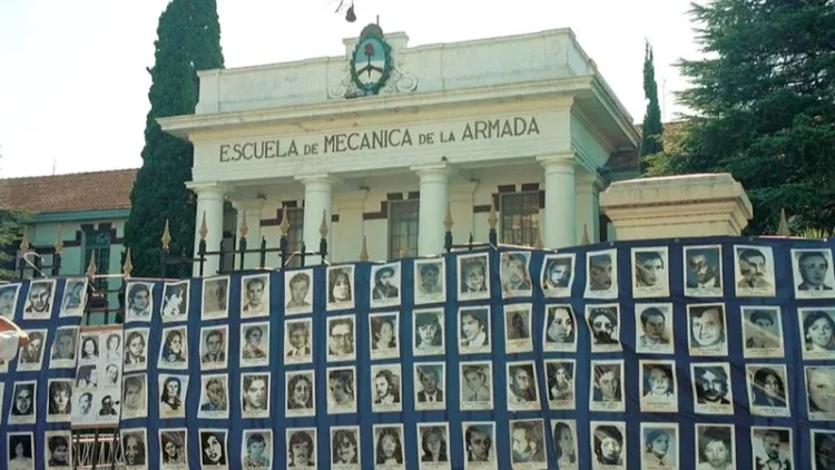 Repudiar el anuncio del Ministro de Justicia de la nación, Mariano Cúneo Libarona, de ceder dentro del espacio de Memoria Ex ESMA un edificio de 5.000m2 para ser utilizado por los fiscales federales, sin destino claro.
