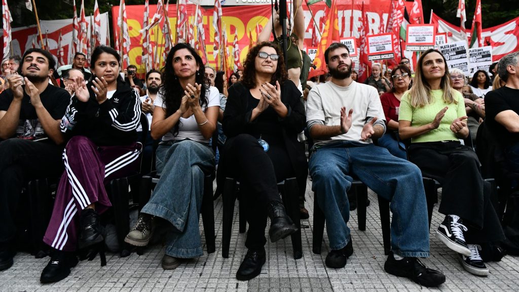 La actual diputada nacional y candidata a legisladora por el Frente de Izquierda Vanina Biasi cerró la campaña en el Obelisco con un acto junto a Luca Bonfante, Tati Fernández Martí, Cele Fierro, Mercedes Trimarchi y Alejandro Lipcovich con quienes comparte lista y el actual legislador Gabriel Solano. Luego culminaron con una recorrida por calle Corrientes junto a la militancia y vecinos que se acercaron.