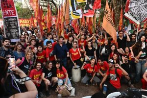 El Frente de Izquierda Unidad cerró su campaña en la Embajada de EEUU: “Sólo la izquierda va a enfrentar a fondo la entrega del país a Trump y al FMI”