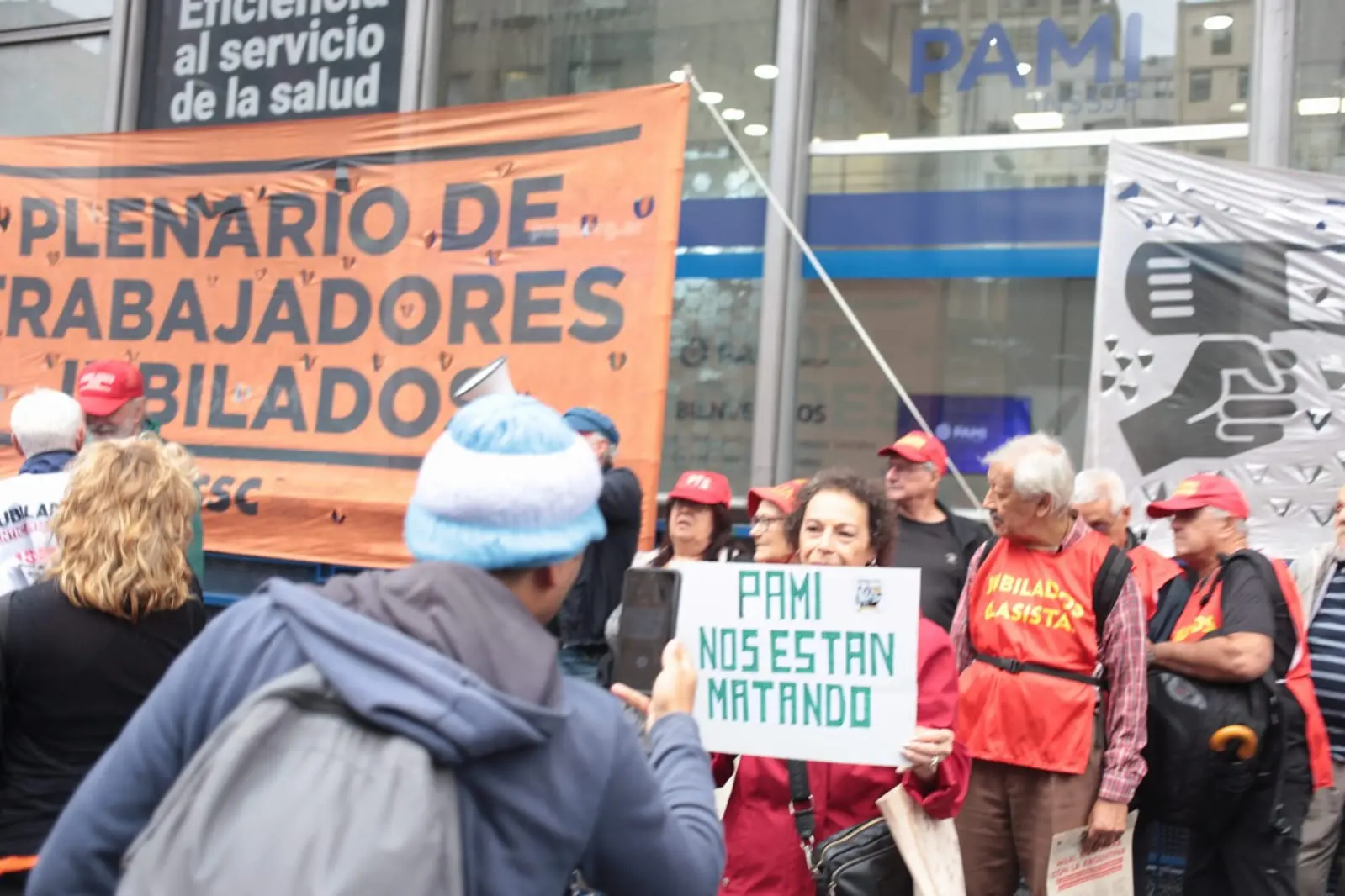 Repudiar las políticas implementadas por el Instituto Nacional de Servicios Sociales para Jubilados y Pensionados (PAMI) que implican recortes en la cobertura de medicamentos y restricciones en el acceso a prestaciones.