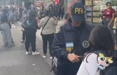 Repudiar el operativo xenófobo y persecutorio llevado adelante por la Policía Federal Argentina (PFA) en conjunto con la Dirección Nacional de Migraciones con el objetivo de identificar, controlar y hostigar a trabajadores migrantes.