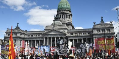 Movilización contra el veto de milei Universidad