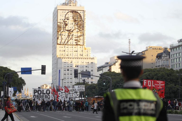 Corrientes y 9 de Julio, y en 11 provincias, corte y movilización