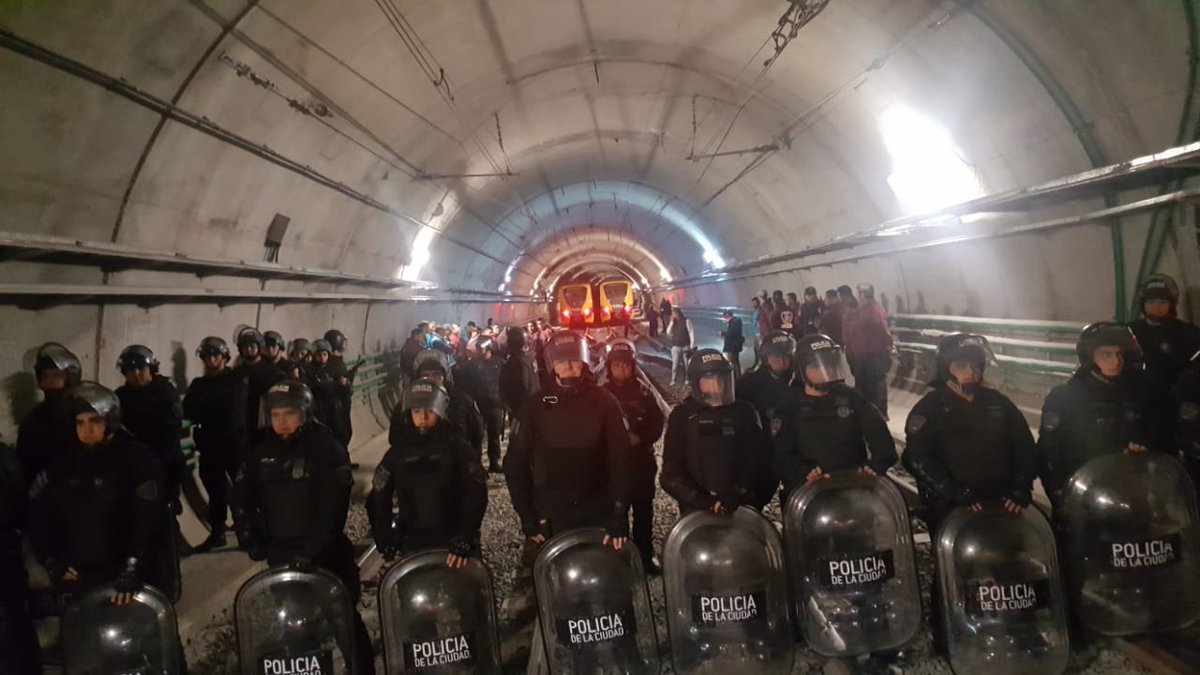 Larreta – Metrovias  reprimen el derecho a huelga para defender el tope salarial: «Paremos todo el Subte el repudio a la represión»
