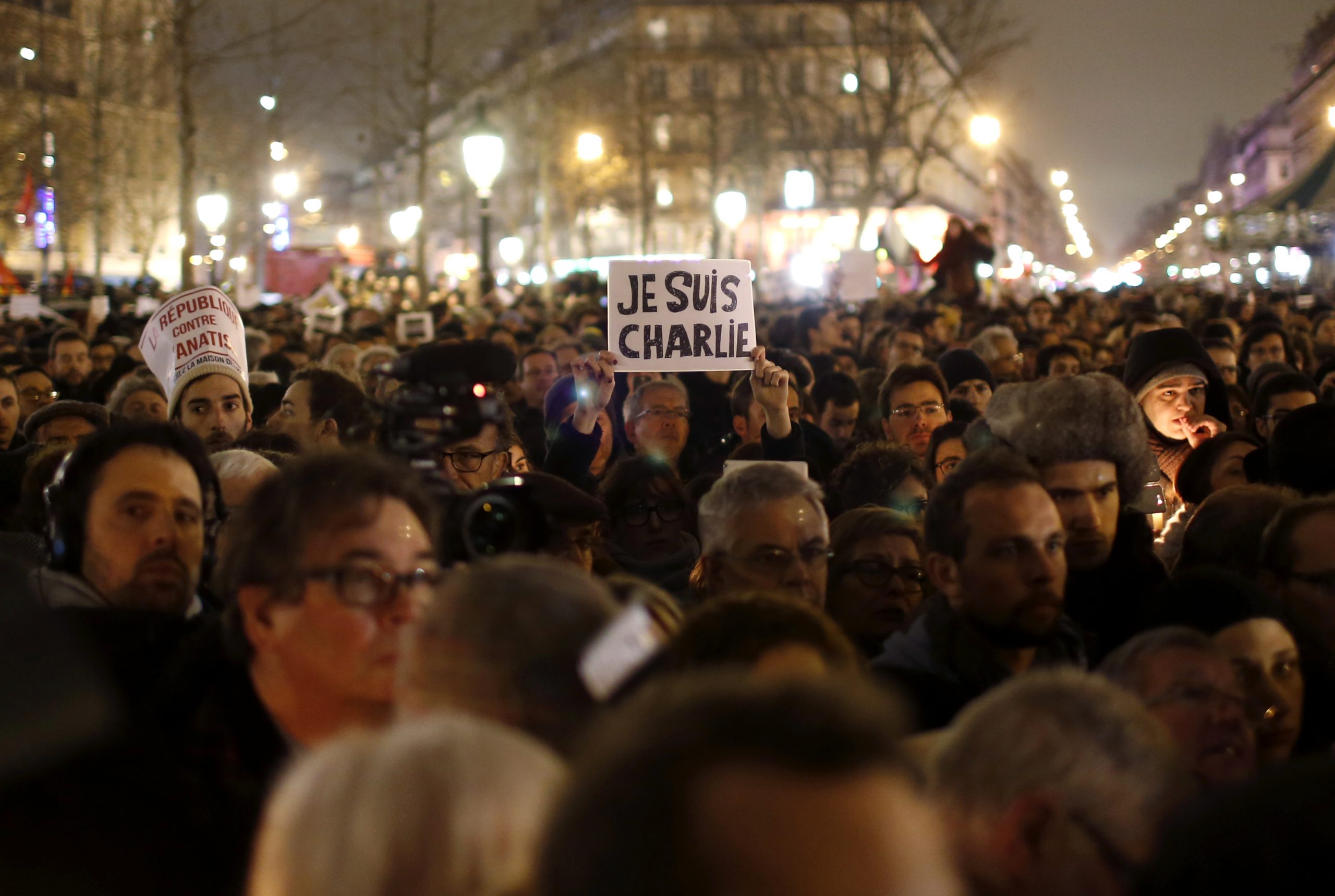 Nuestra total solidaridad con las víctimas de la masacre de Paris, ninguna solidaridad con los gobiernos y los Estados masacradores de Francia y de la Otan
