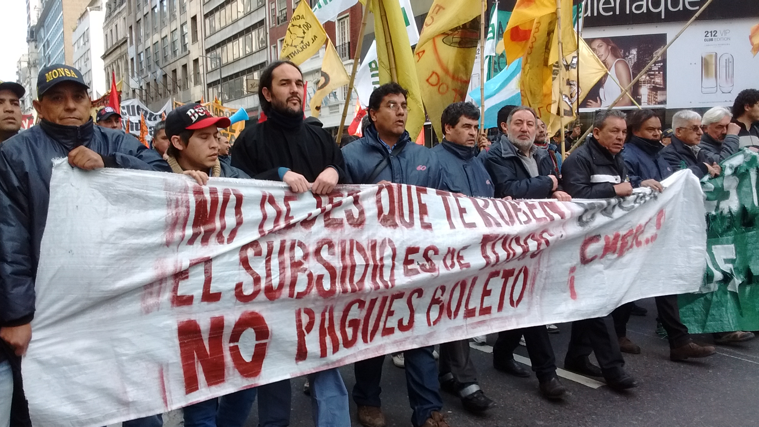 LINEA 60: El diputado Pablo López marchó con los trabajadores de la 60 y firmó un pedido de cese de bloqueo policial
