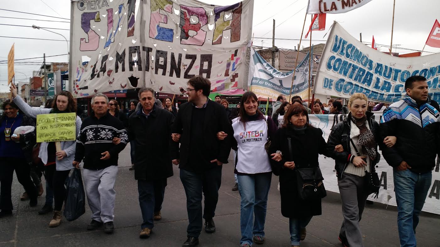 Néstor Pitrola y Guillermo Kane en la marcha por los inundados en La Matanza